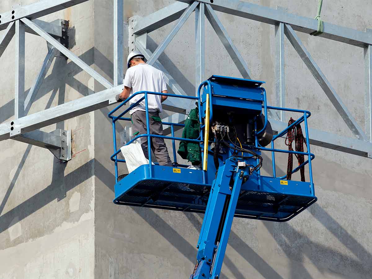 mantenimiento estructuras metálicas verano limpieza operario