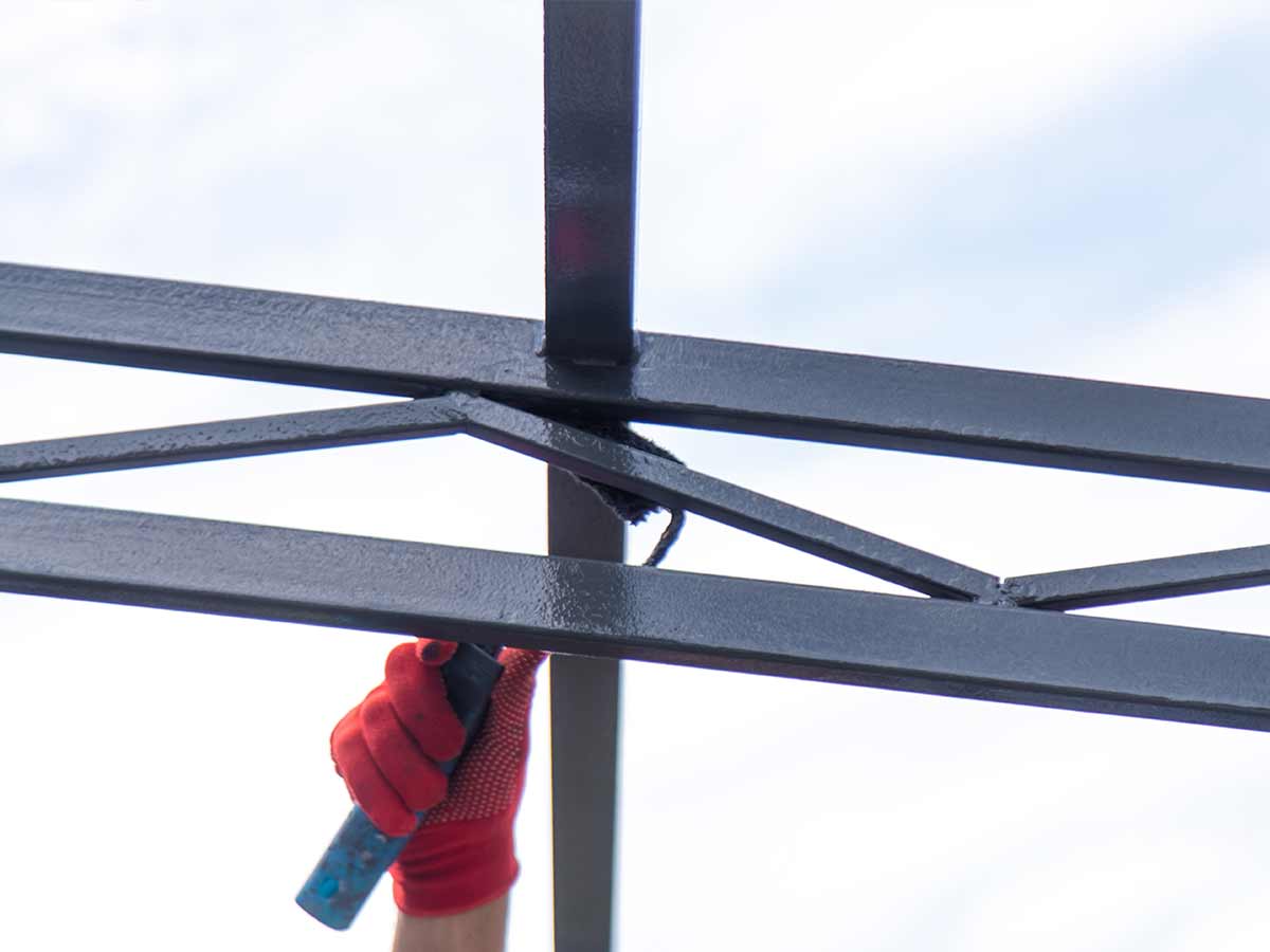 mantenimiento de estructura metálica en verano pintando estructura