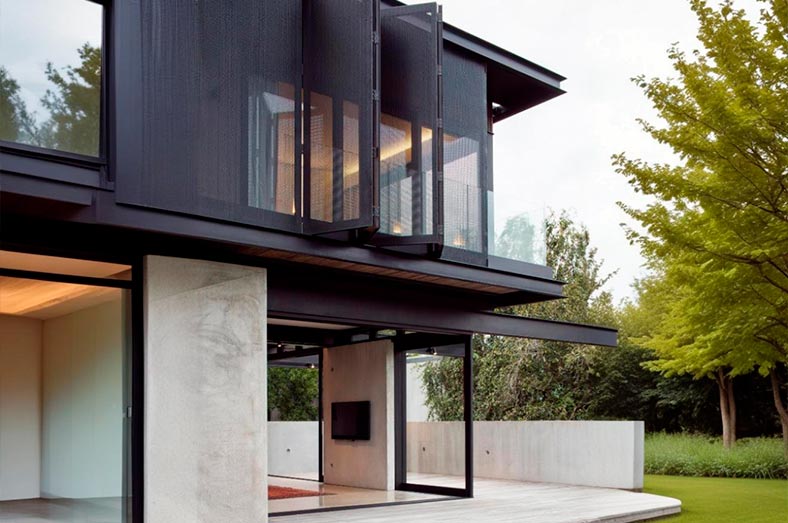 Fachada moderna de vivienda construida con estructura metálica y diseño abierto