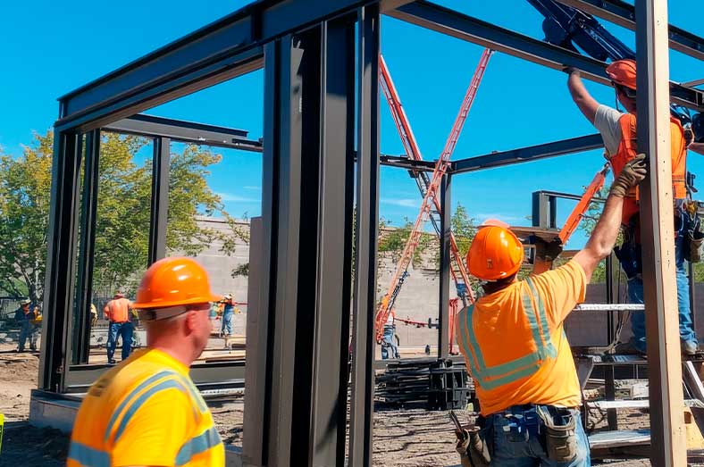 Montaje de estructura metálica por equipo técnico en obra residencial